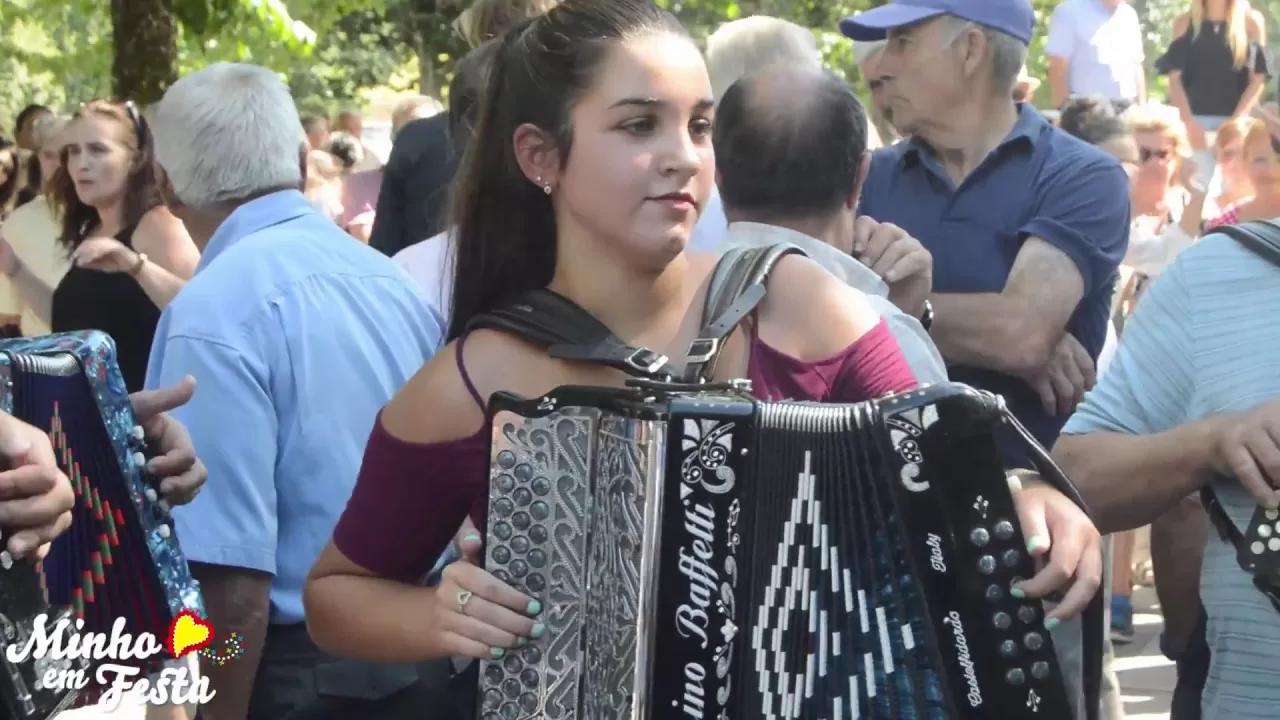 Menina mostra como se Toca Concertina em Arcos de Valdevez