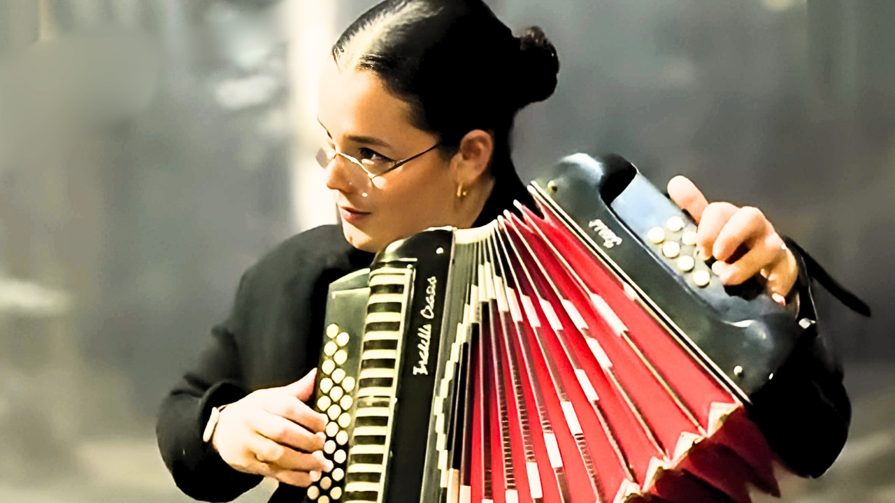 Esta é a famosa Olívia tocadora de concertina