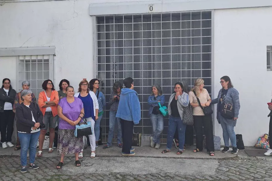 Trabalhadoras regressam de férias e encontram empresa encerrada